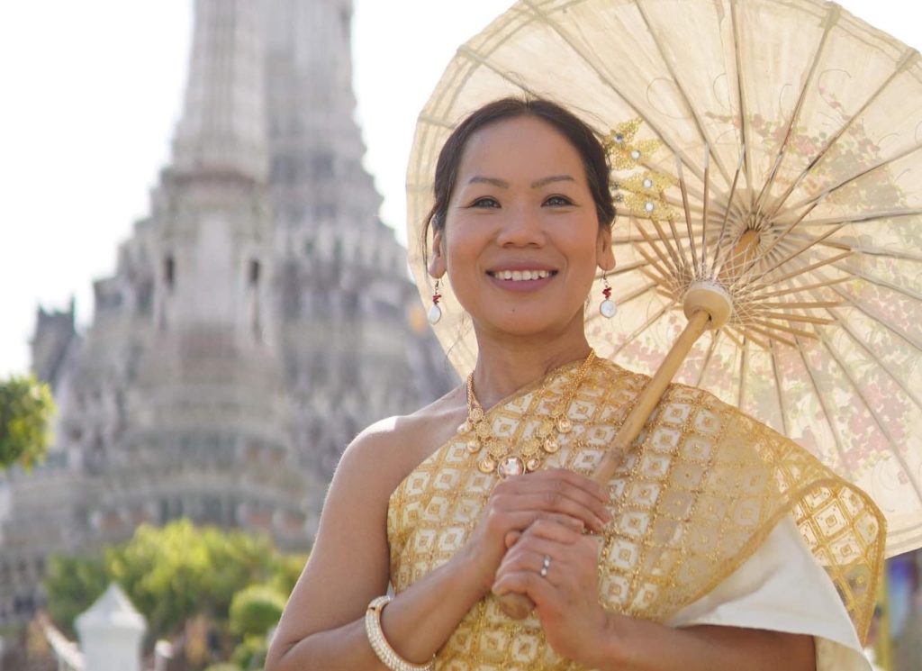 Thai Costume Rental, Hairstyling & Professional Photography at Wat Arun