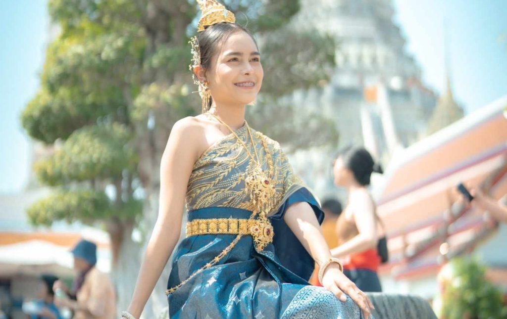 Thai Traditional Costume Rental & Hairstyling at Wat Arun