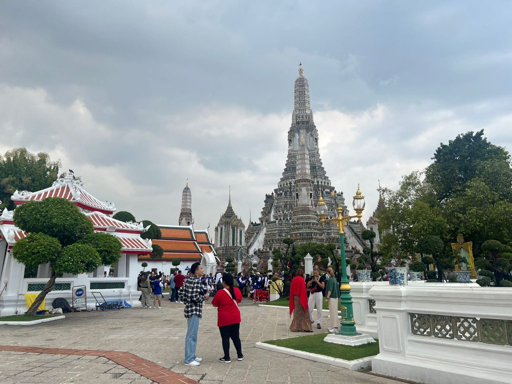 Wat Pho and Wat Arun Tour with a Local Expert